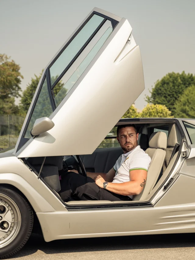 “𝑽𝒖𝒍𝒈𝒂𝒓𝒆 𝒂𝒎𝒊𝒄𝒊 𝒏𝒐𝒎𝒆𝒏, 𝒔𝒆𝒅 𝒓𝒂𝒅𝒂 𝒆𝒔𝒕 𝒇𝒊𝒅𝒆𝒔”

@lamborghini Countach 25th Anniversary

📸: @worldstreetgraph 

#lamborghini  #countach #motorsport #vintage #heritage #historical #supercar #hypercar #lifestyle