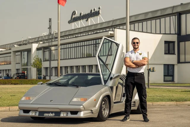 🇮🇹That ‘80s feeling🇮🇹

@lamborghini Countach 25th Anniversary! 

#lamborghini #countach #motorsport #heritage #vintage #fyp #cars #supercar #v12 #car #historical #history