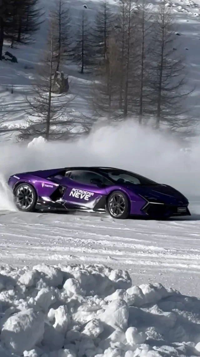 ❄️ How the 1015bhp of the Revuelto Drift on Ice❄️
Enjoy! 

@lamborghini #lamborghini #revuelto #drifting #ice #snow